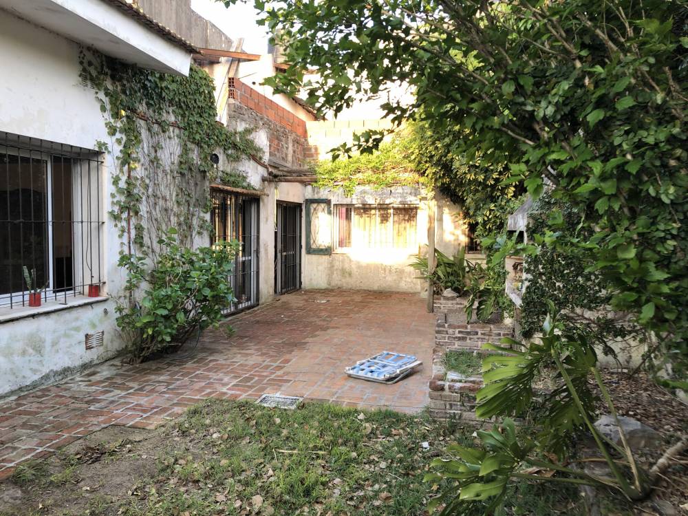 Casa Centro con Departamento y 2 locales - Mitre 228