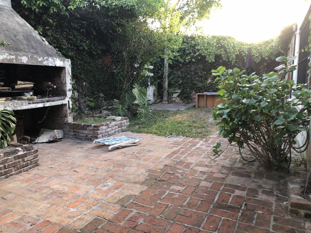 Casa Centro con Departamento y 2 locales - Mitre 228