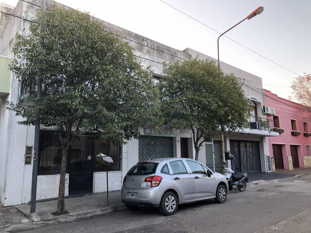 Casa Centro con Departamento y 2 locales - Mitre 228