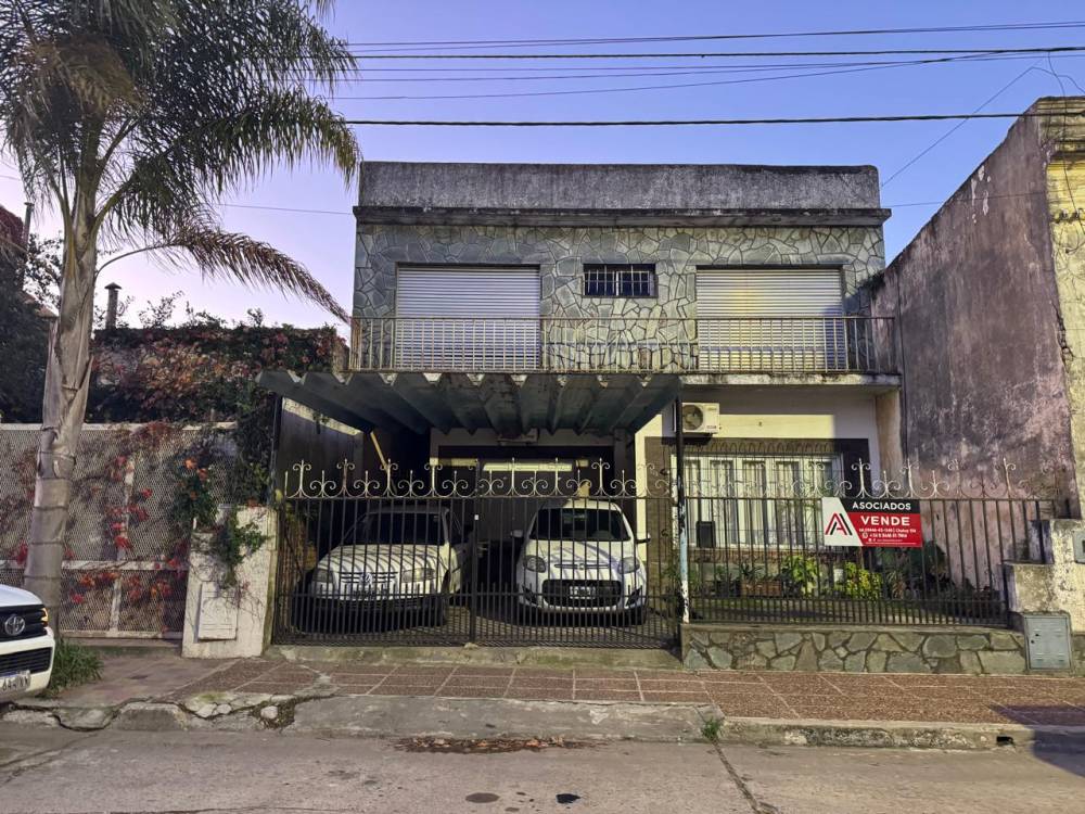 Amplia casa con parque + departamento en planta alta