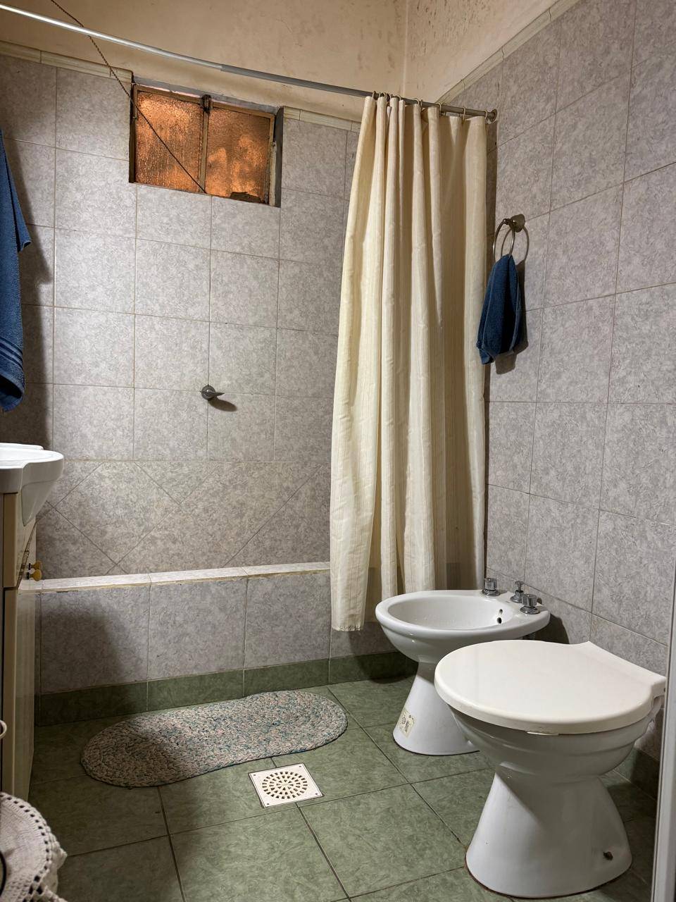 Amplia casa con parque + departamento en planta alta