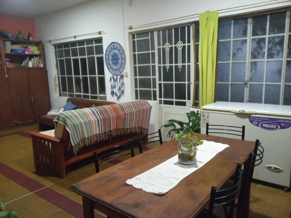 Amplia casa con parque + departamento en planta alta