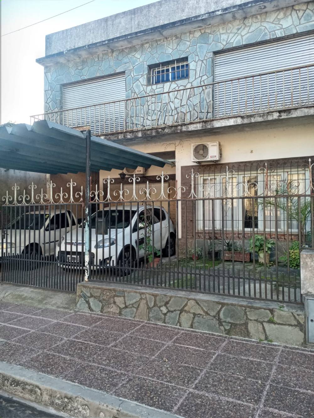 Amplia casa con parque + departamento en planta alta