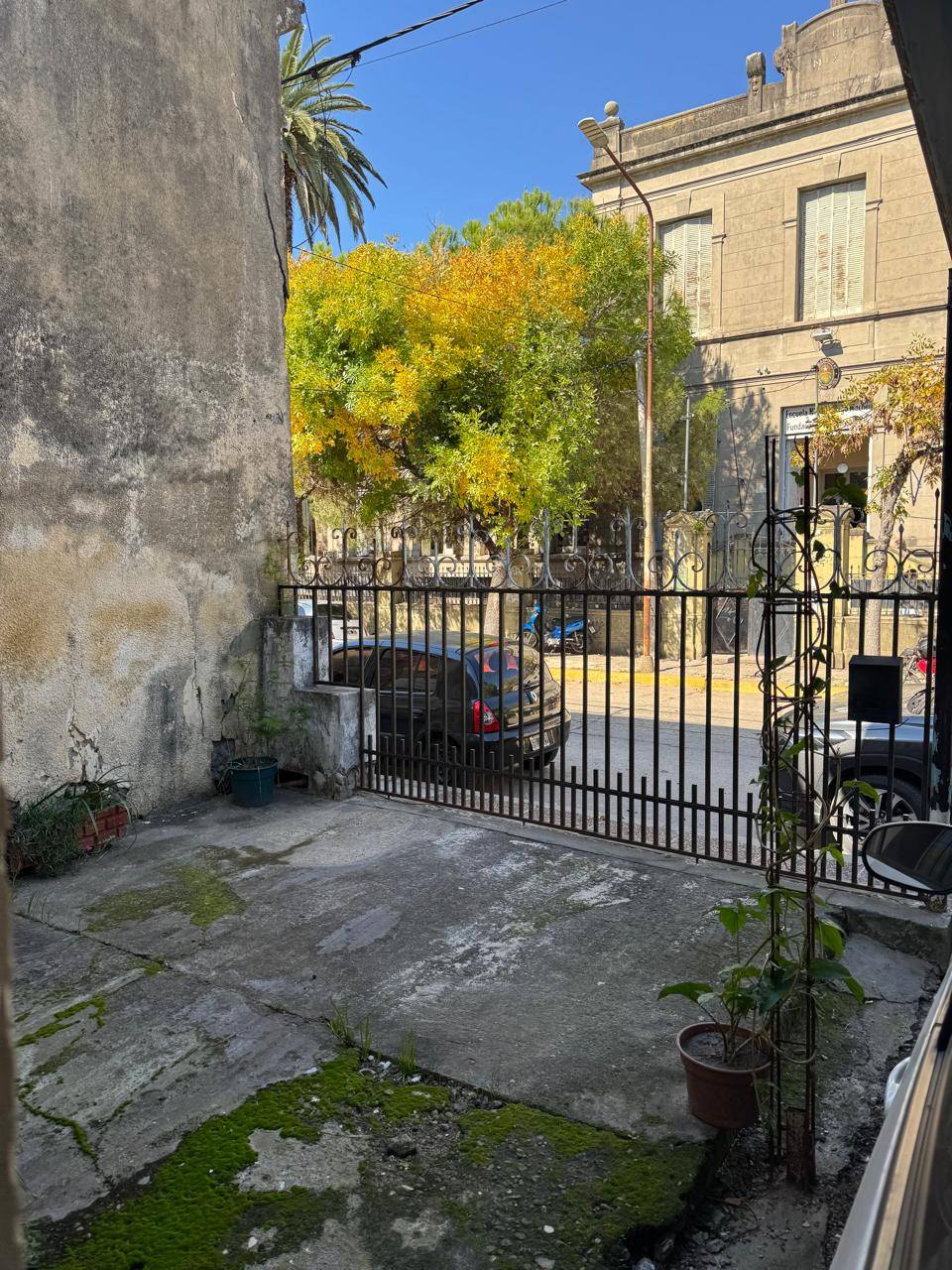 Amplia casa con parque + departamento en planta alta