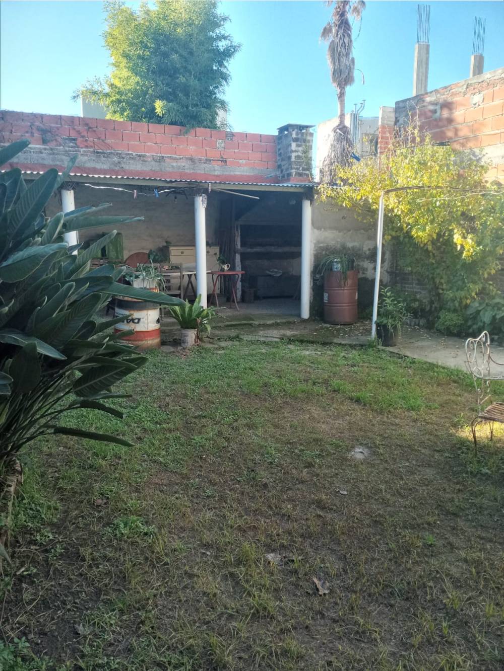 Amplia casa con parque + departamento en planta alta