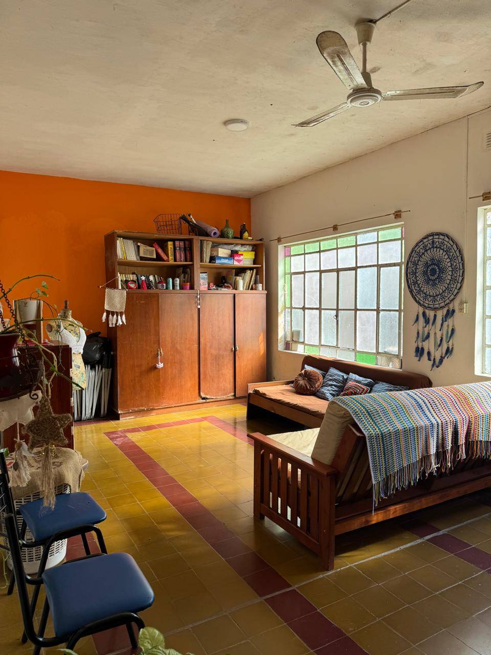 Amplia casa con parque + departamento en planta alta