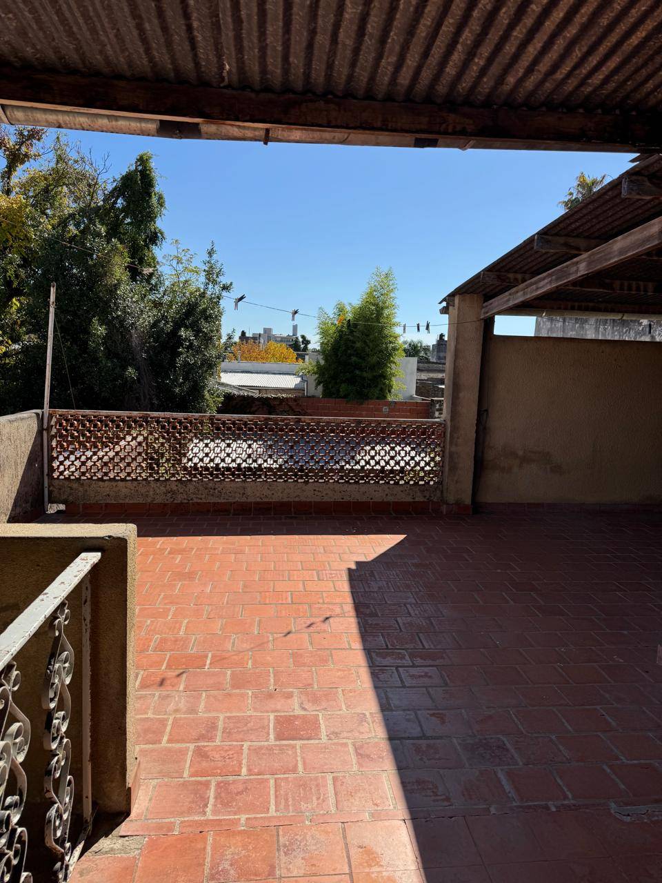 Amplia casa con parque + departamento en planta alta