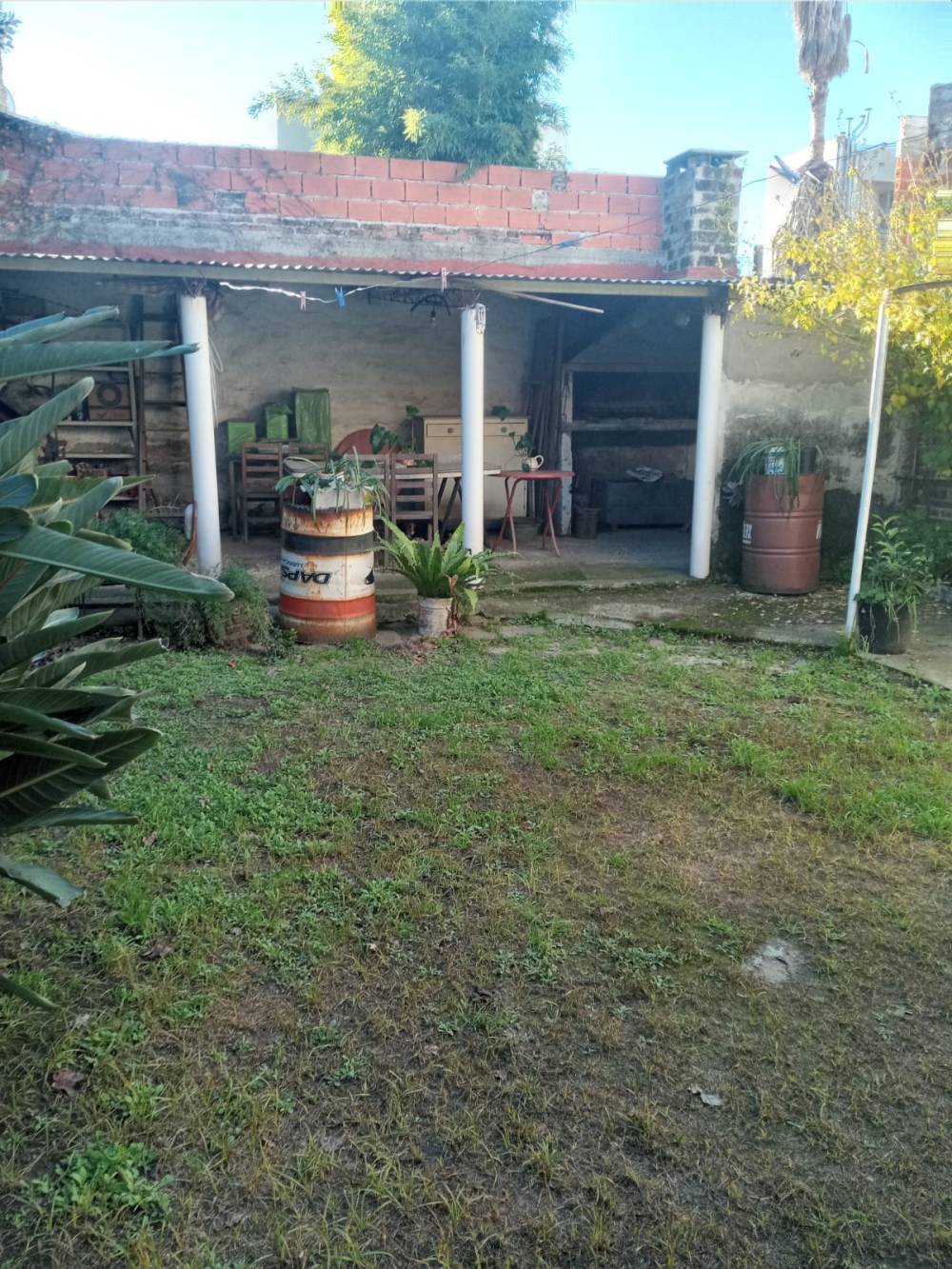 Amplia casa con parque + departamento en planta alta