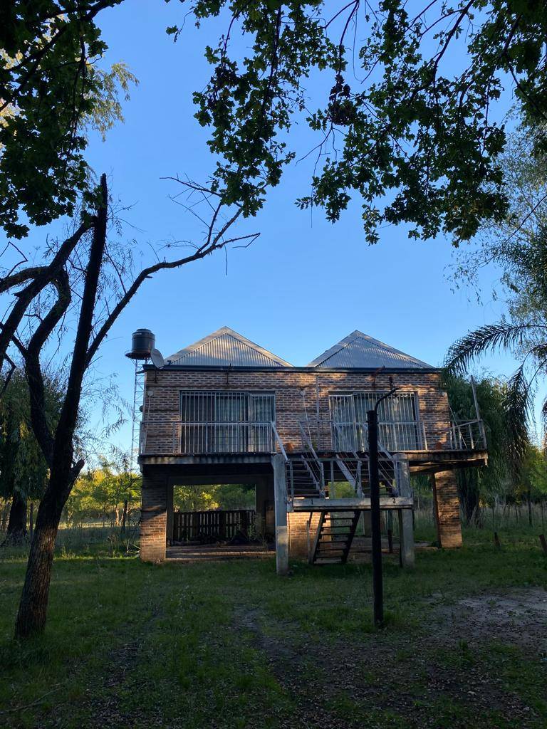 Lote de 2.138 m² con dos departamentos y casa a refaccionar, Gualeguaychu