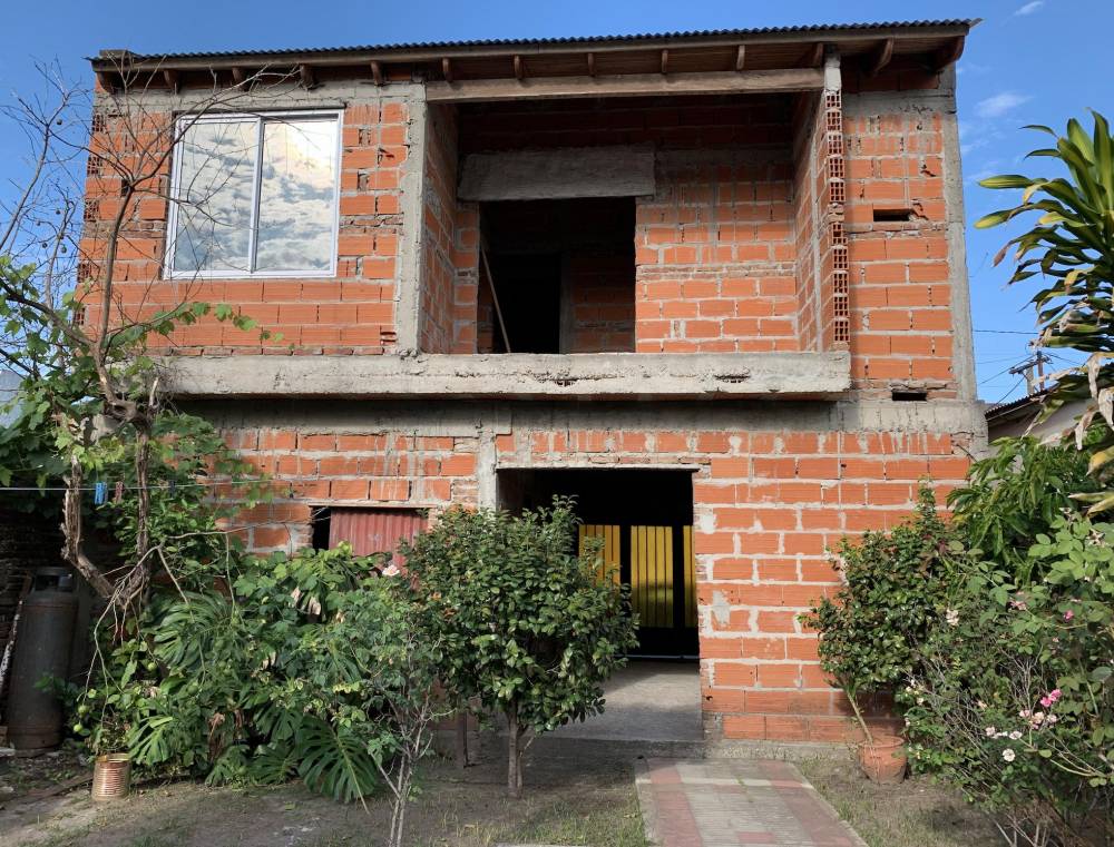 Casa a terminar con gran potencial y amplio patio en excelente ubicación