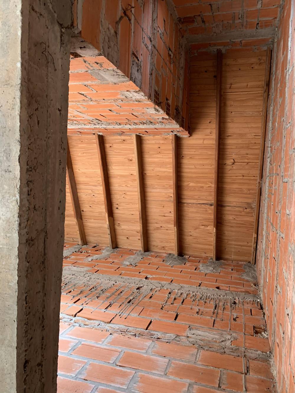 Casa a terminar con gran potencial y amplio patio en excelente ubicación