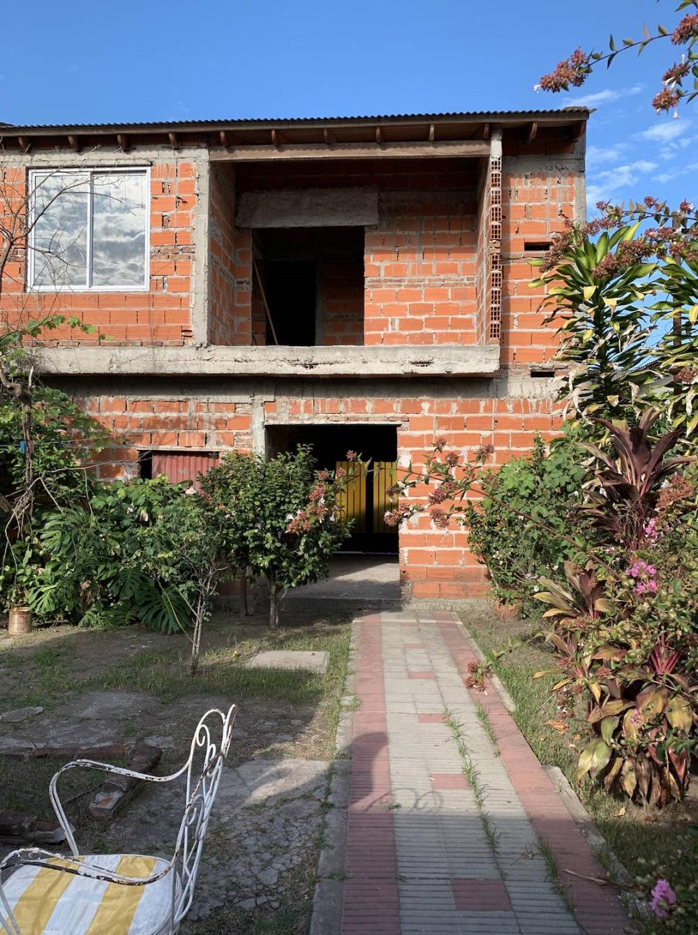 Casa a terminar con gran potencial y amplio patio en excelente ubicación