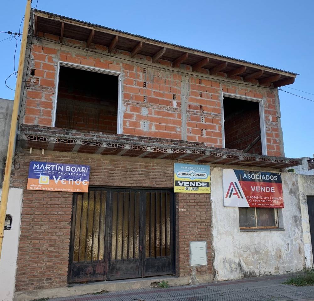 Casa a terminar con gran potencial y amplio patio en excelente ubicación