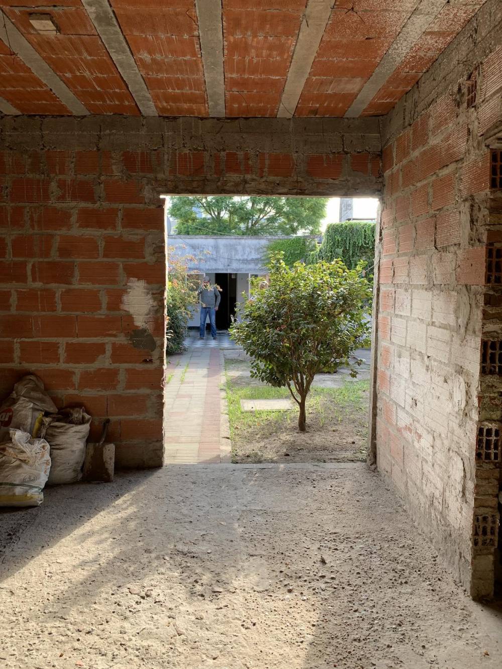 Casa a terminar con gran potencial y amplio patio en excelente ubicación