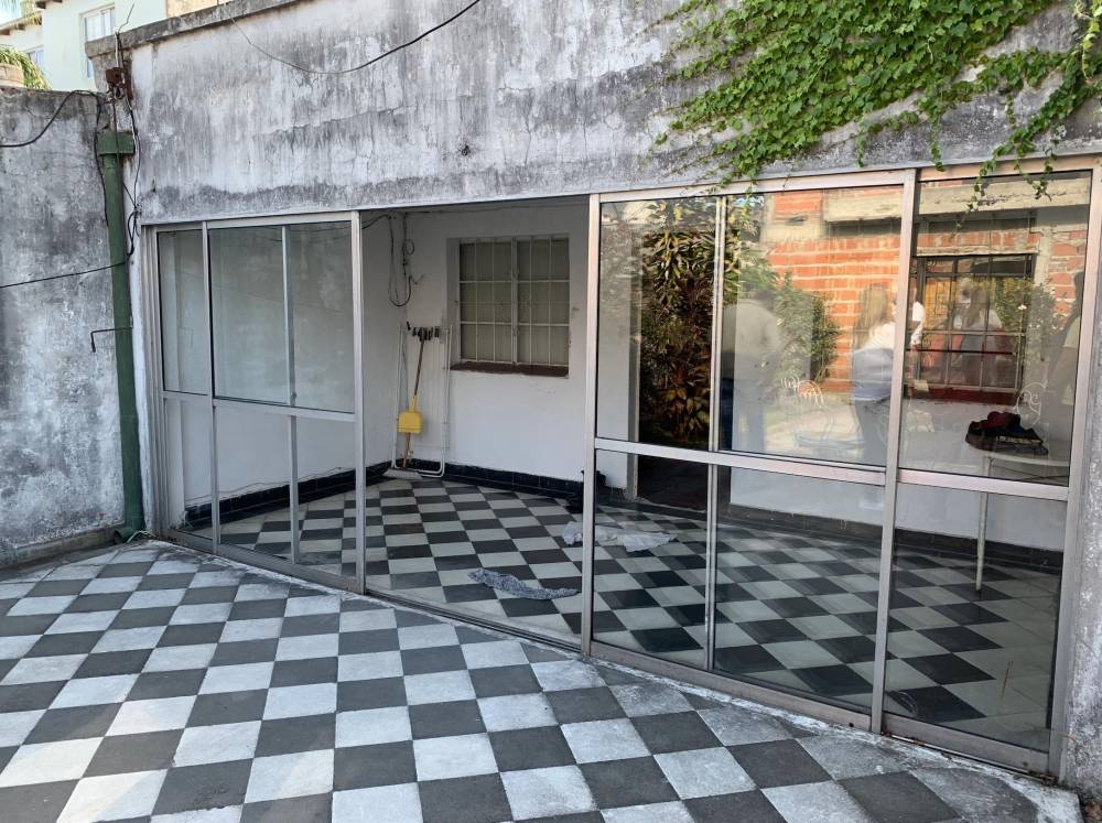 Casa a terminar con gran potencial y amplio patio en excelente ubicación