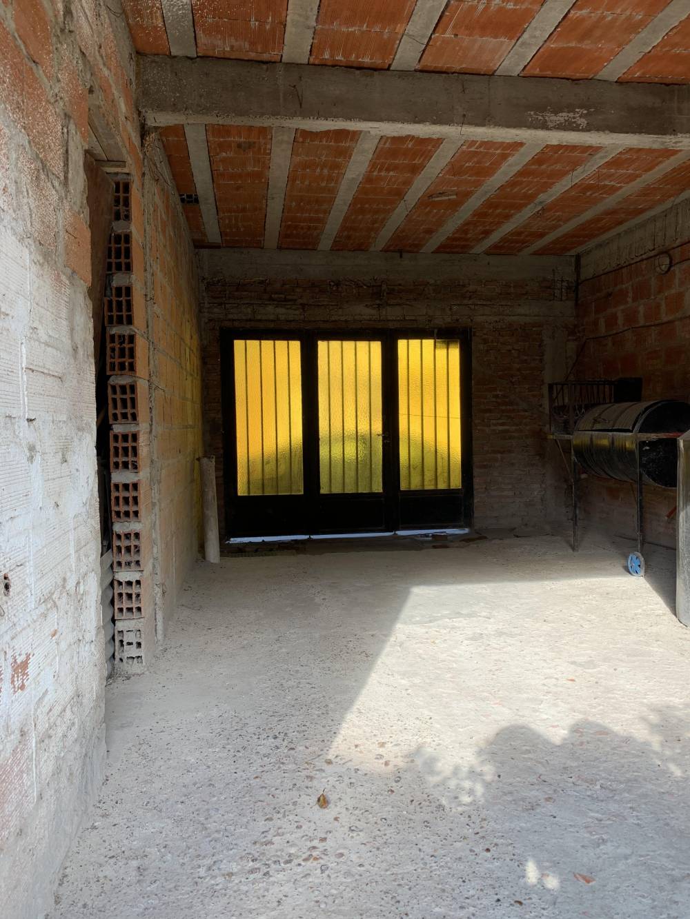 Casa a terminar con gran potencial y amplio patio en excelente ubicación