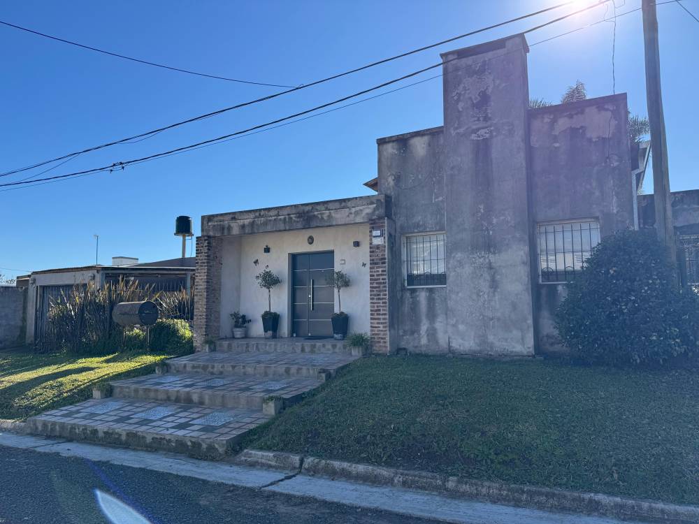 Casa 3 dormitorios con parque y pileta en Pueblo Belgrano | Se evalúa permuta
