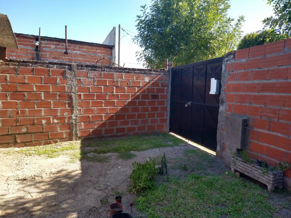 CASA 4 AMBIENTES SOBRE CALLE RAMIREZ, ZONA CLUB SPORTING