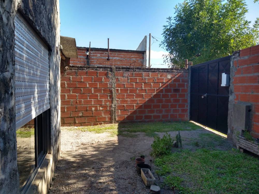 CASA 4 AMBIENTES SOBRE CALLE RAMIREZ, ZONA CLUB SPORTING