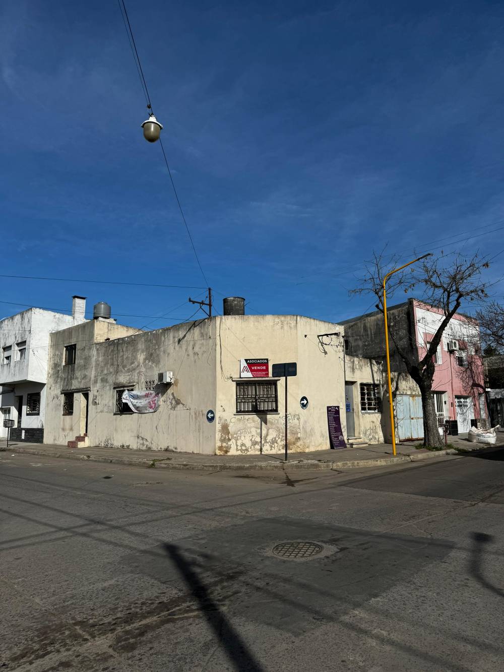 CASA A REFACCIONAR EN EL SEMICENTRO DE GUALEGUAYCHÚ EN ESQUINA