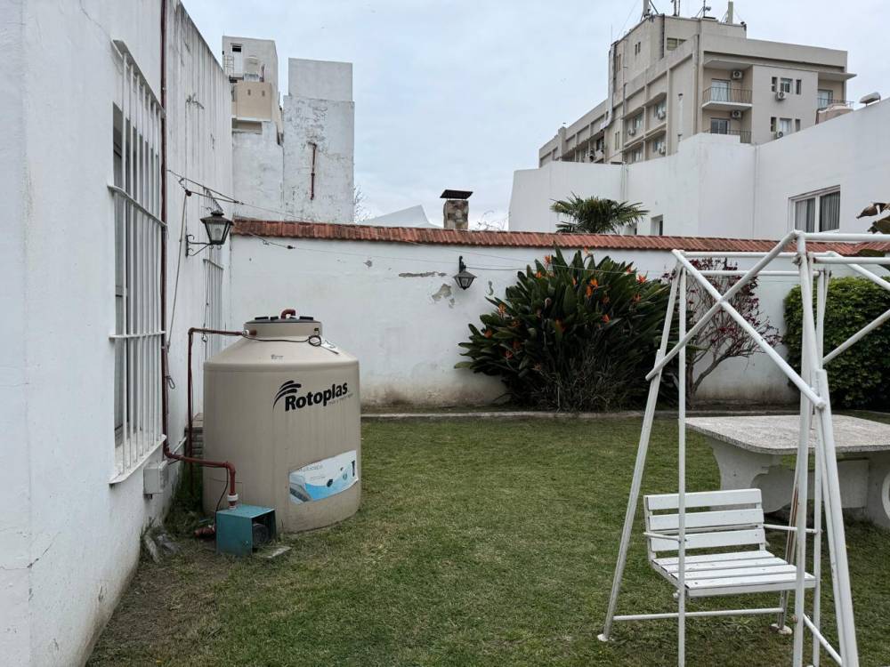 CASA EN TERRENO DE 500 M2 - CENTRO DE LA CIUDAD