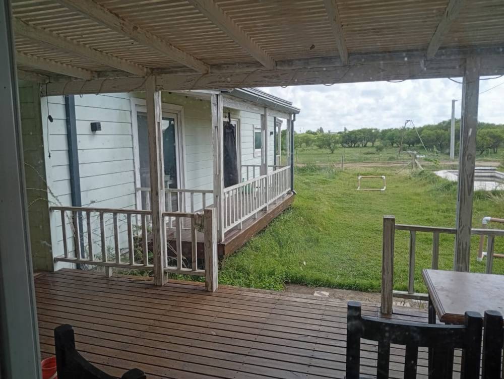 Casa con piscina y vista abierta al campo en Pueblo Belgrano