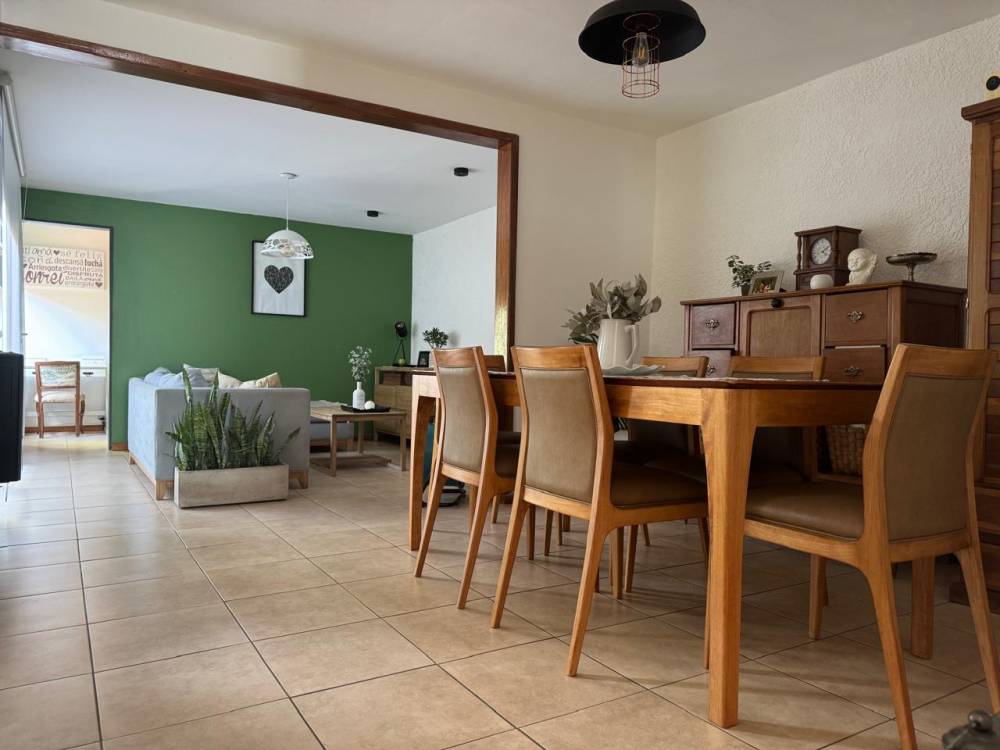 Casa de dos plantas a la venta en semi centro de Gualeguaychú.