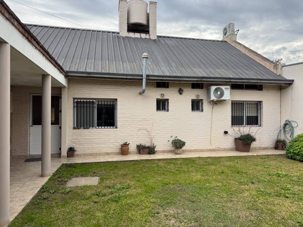 Casa de 3 dormitorios, quincho y parque - Zona La Salle (ex Villa Malvina)