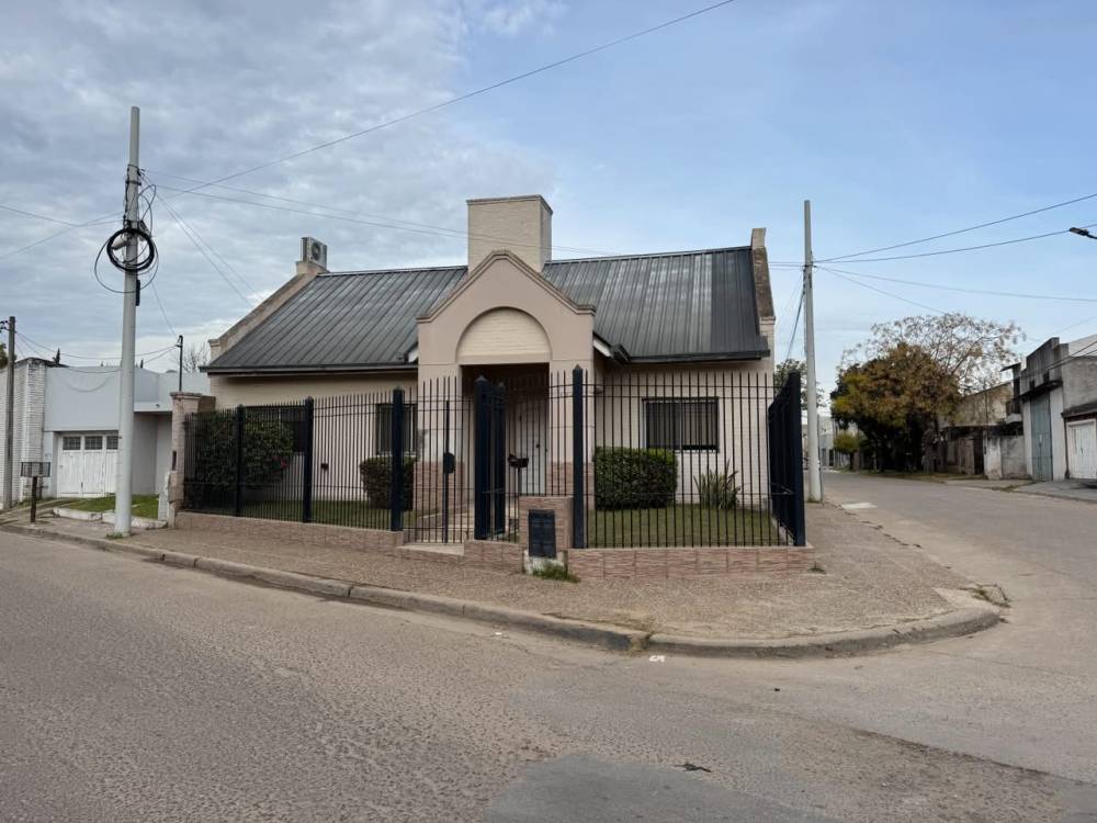 Casa de 3 dormitorios, quincho y parque - Zona La Salle (ex Villa Malvina)