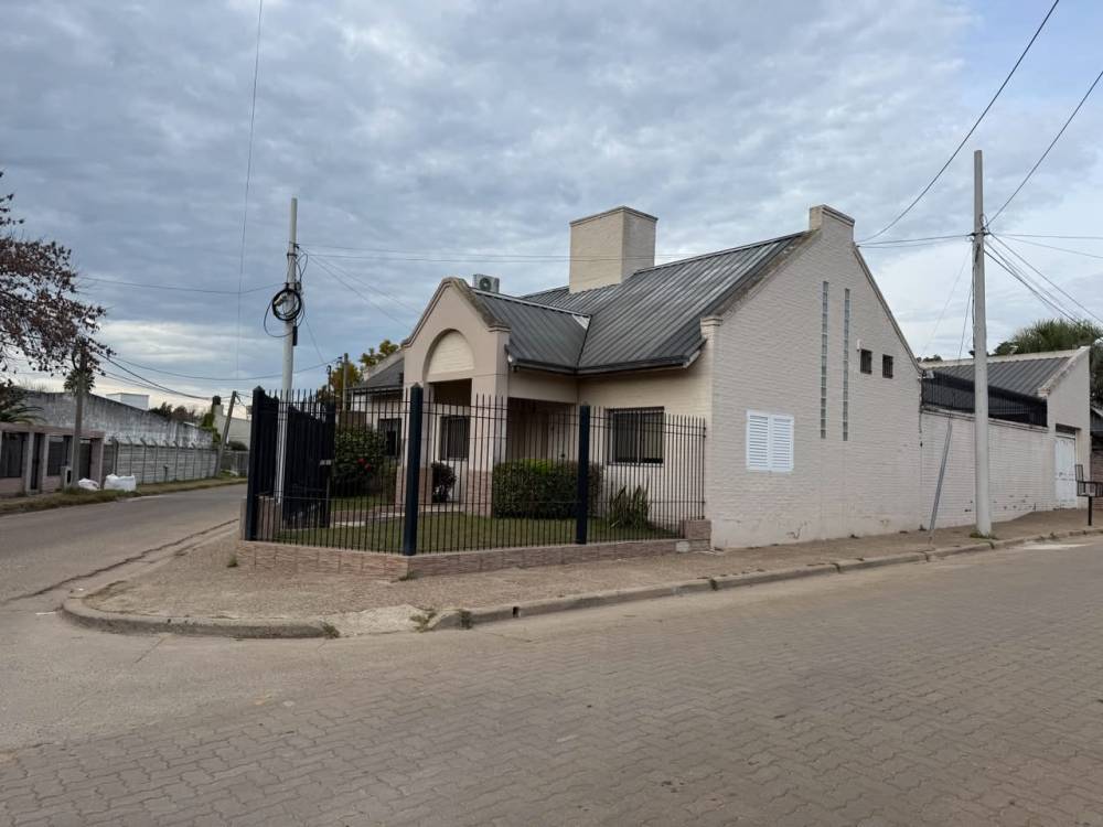 Casa de 3 dormitorios, quincho y parque - Zona La Salle (ex Villa Malvina)
