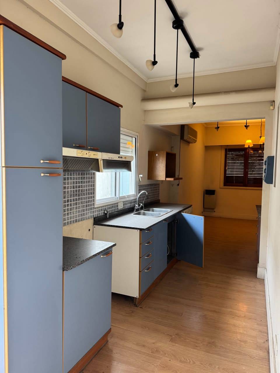 Casa de 4 dormitorios en esquina, con doble cochera - excelente ubicación