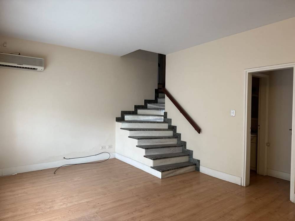 Casa de 4 dormitorios en esquina, con doble cochera - excelente ubicación