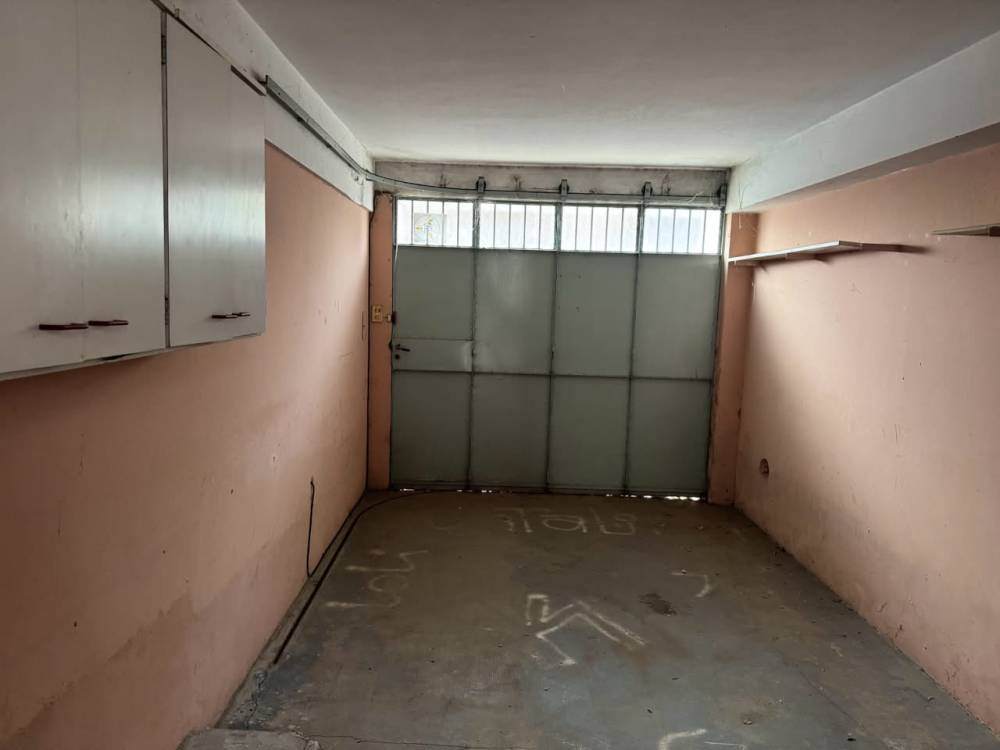 Casa de 4 dormitorios en esquina, con doble cochera - excelente ubicación