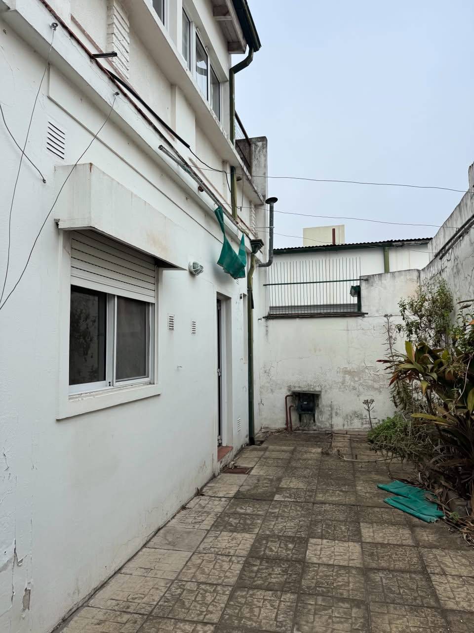 Casa de 4 dormitorios en esquina, con doble cochera - excelente ubicación