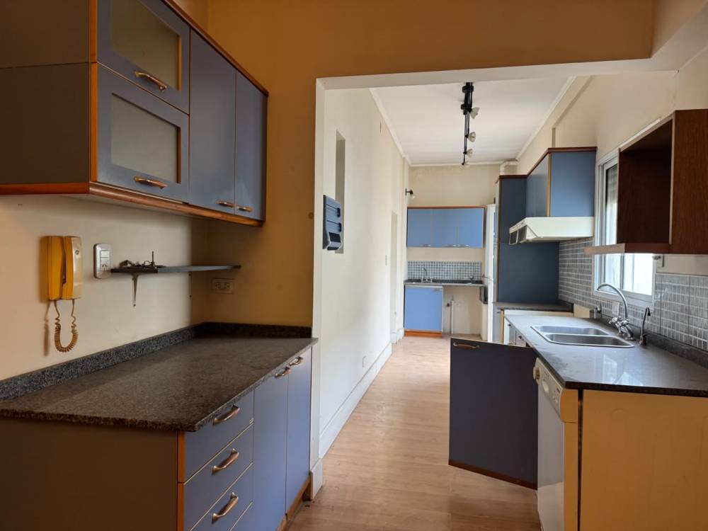 Casa de 4 dormitorios en esquina, con doble cochera - excelente ubicación