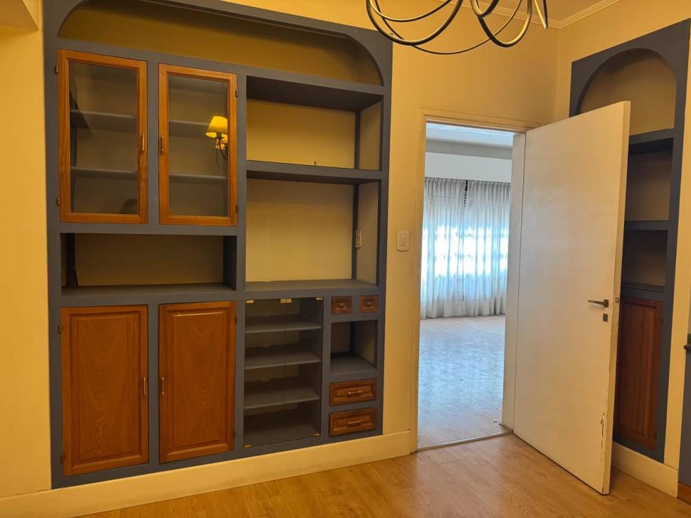 Casa de 4 dormitorios en esquina, con doble cochera - excelente ubicación