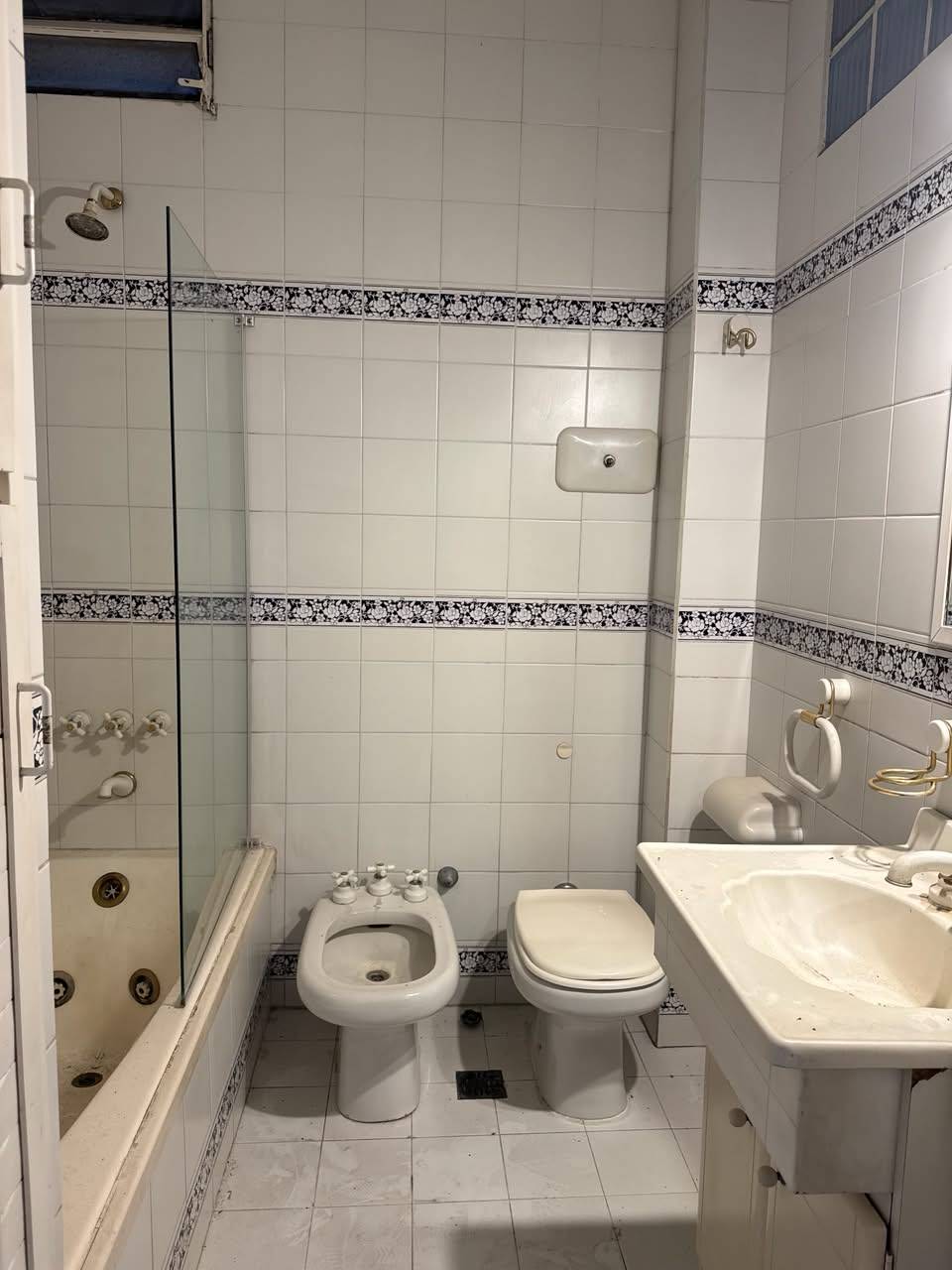 Casa de 4 dormitorios en esquina, con doble cochera - excelente ubicación