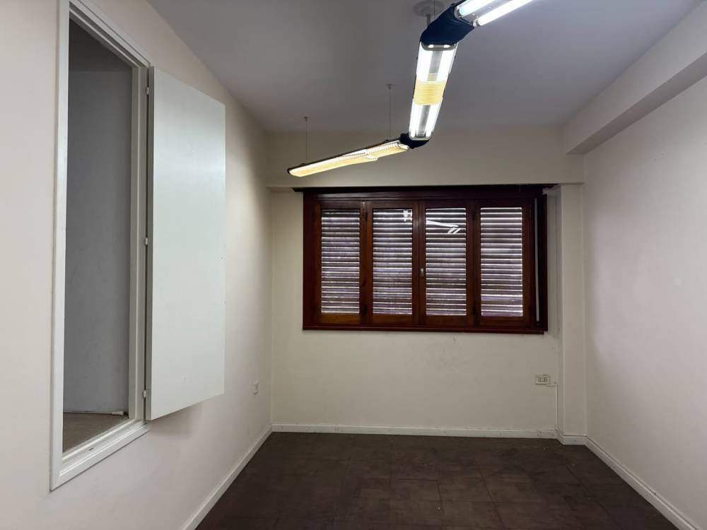 Casa de 4 dormitorios en esquina, con doble cochera - excelente ubicación