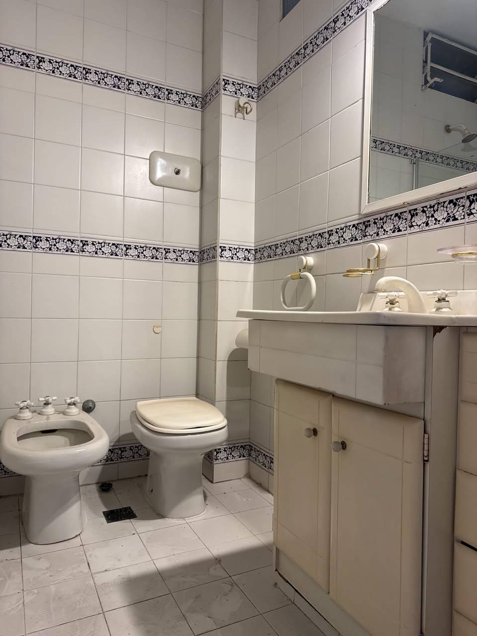 Casa de 4 dormitorios en esquina, con doble cochera - excelente ubicación