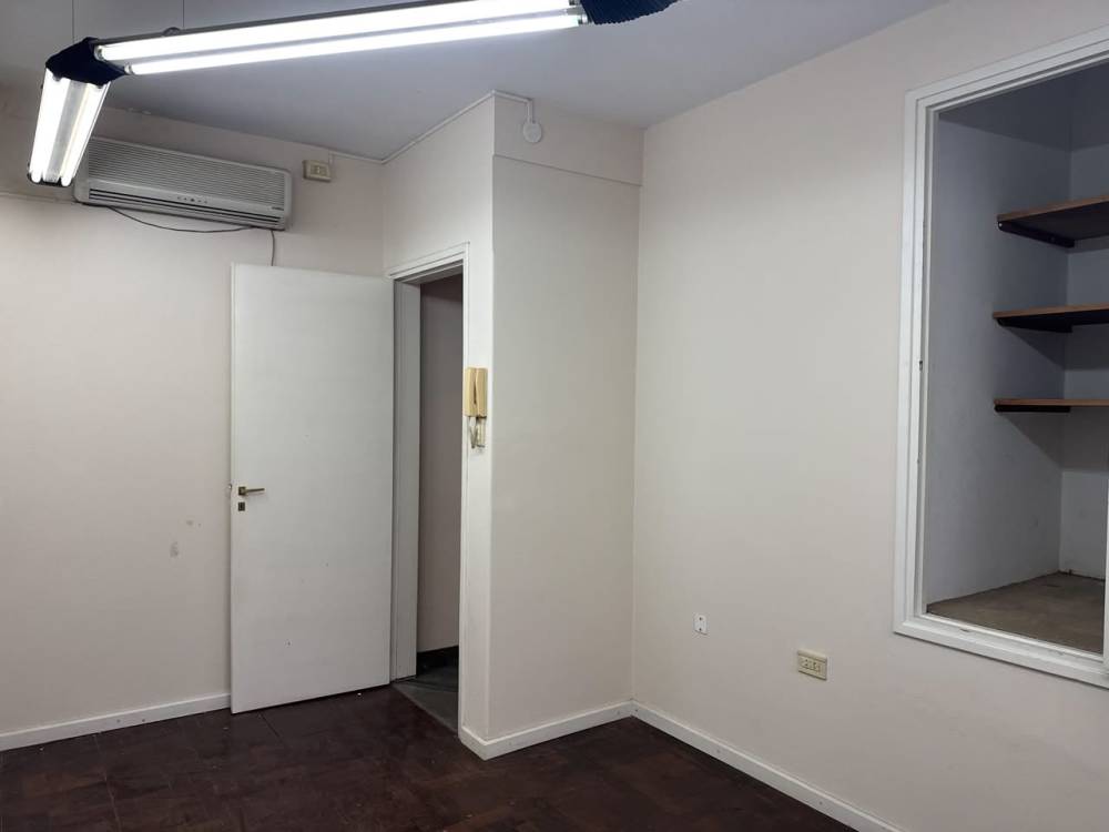 Casa de 4 dormitorios en esquina, con doble cochera - excelente ubicación