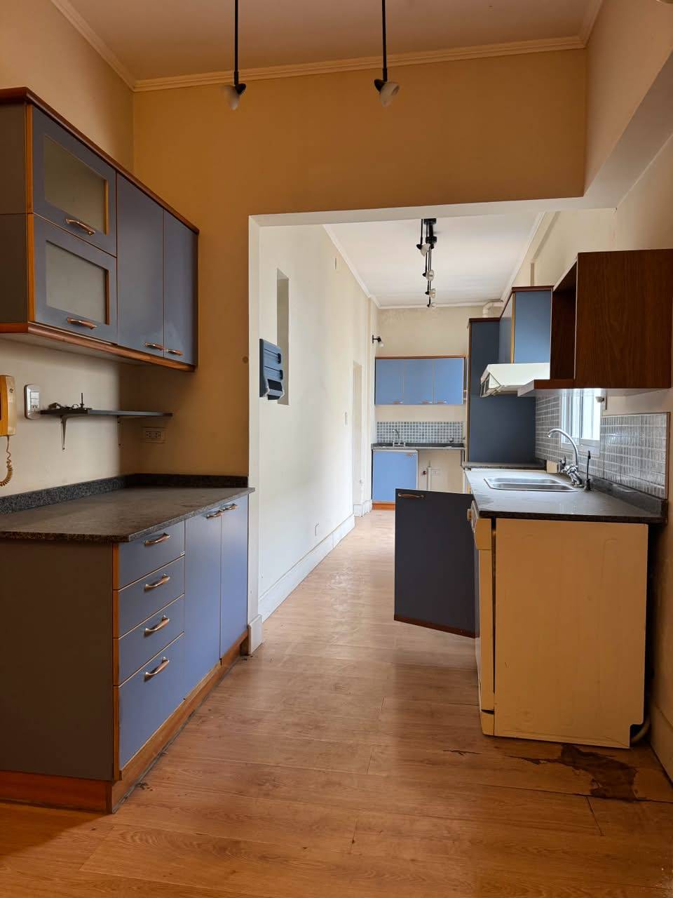 Casa de 4 dormitorios en esquina, con doble cochera - excelente ubicación