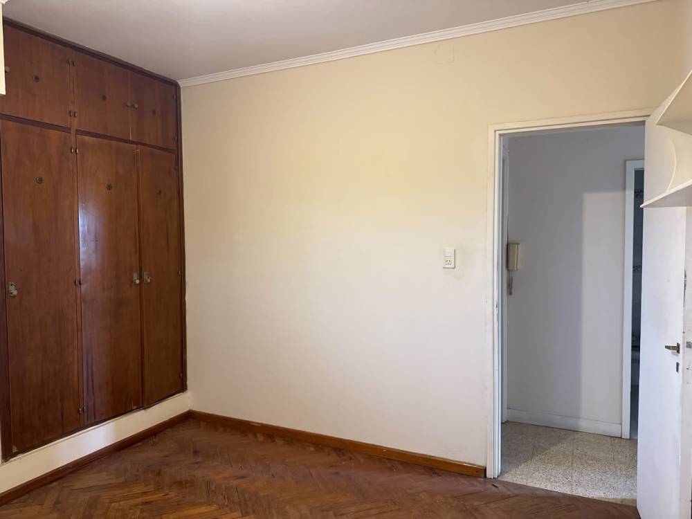 Casa de 4 dormitorios en esquina, con doble cochera - excelente ubicación