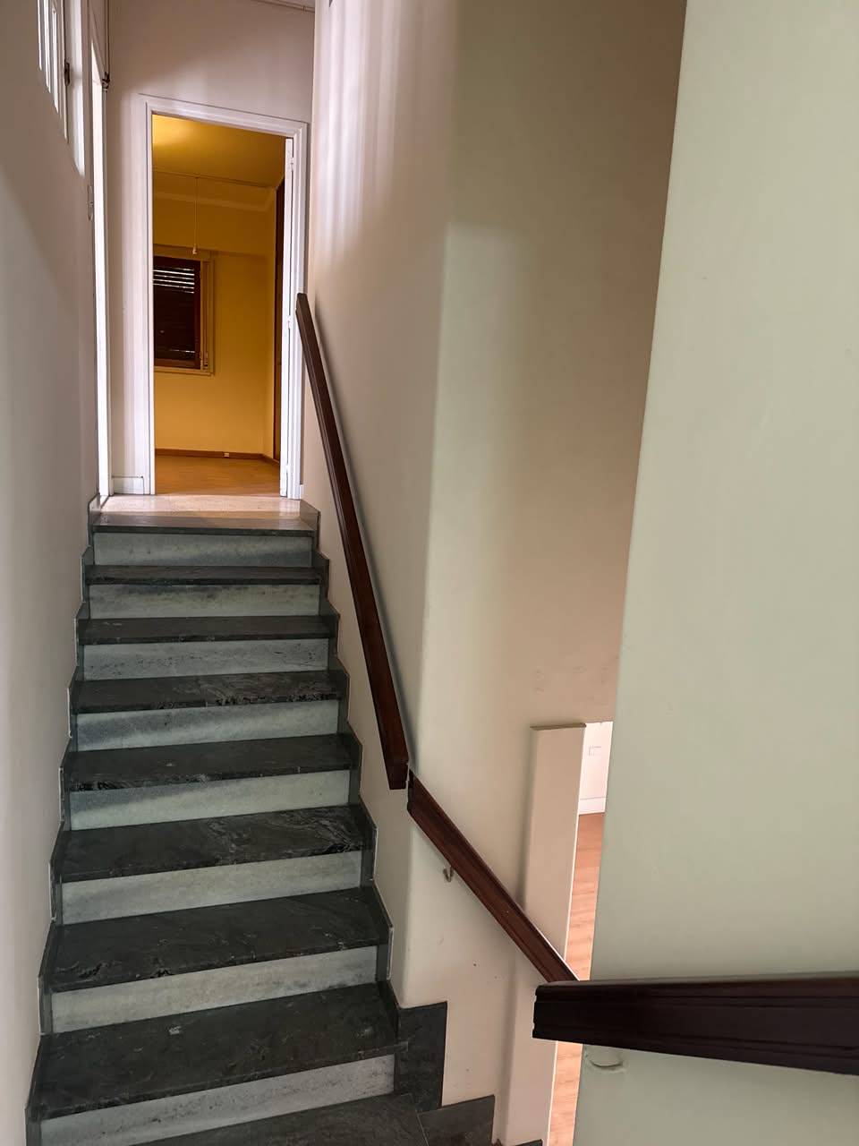 Casa de 4 dormitorios en esquina, con doble cochera - excelente ubicación