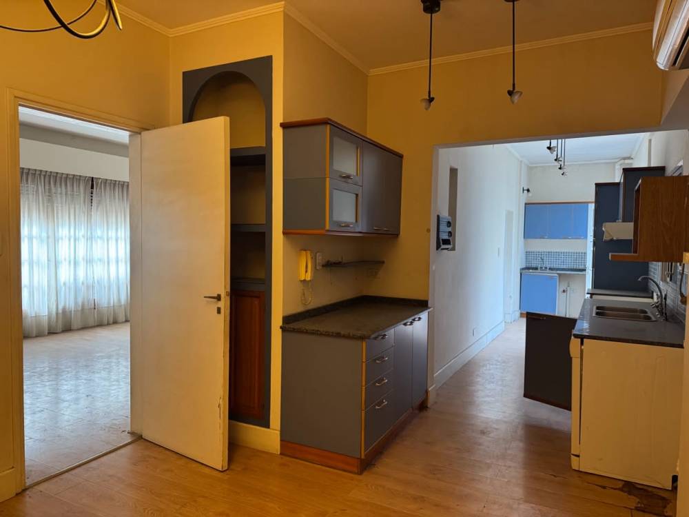 Casa de 4 dormitorios en esquina, con doble cochera - excelente ubicación