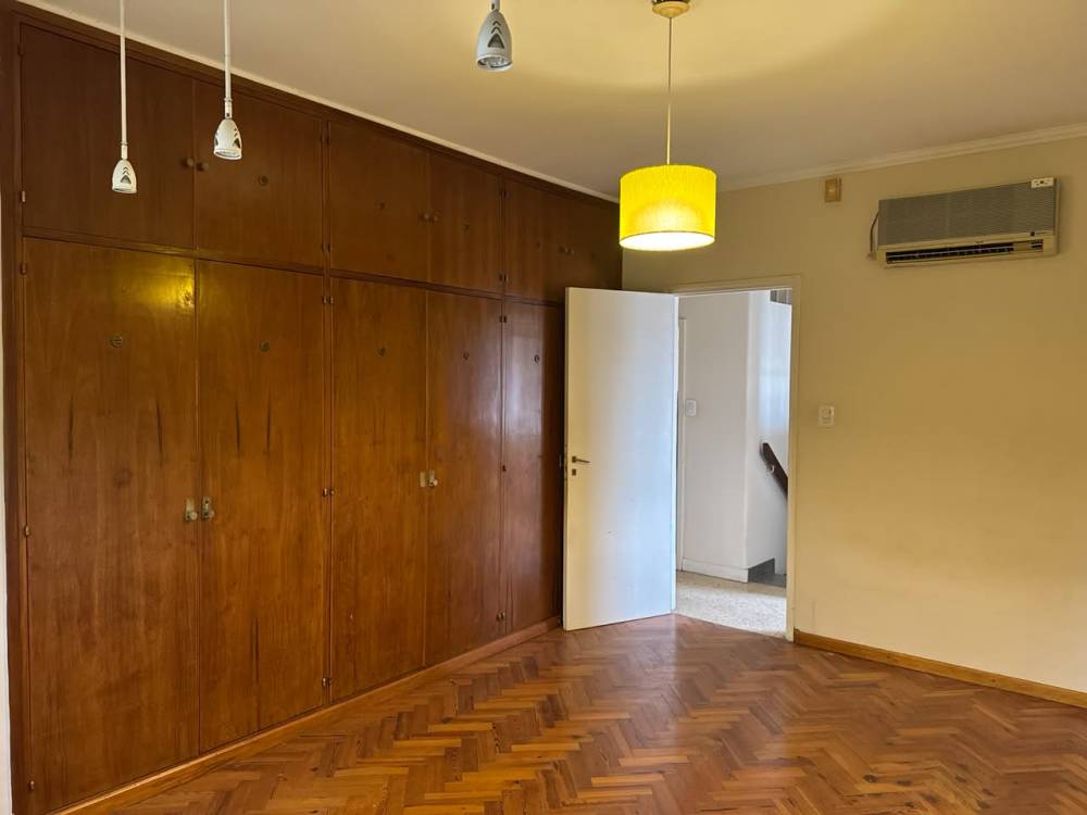 Casa de 4 dormitorios en esquina, con doble cochera - excelente ubicación