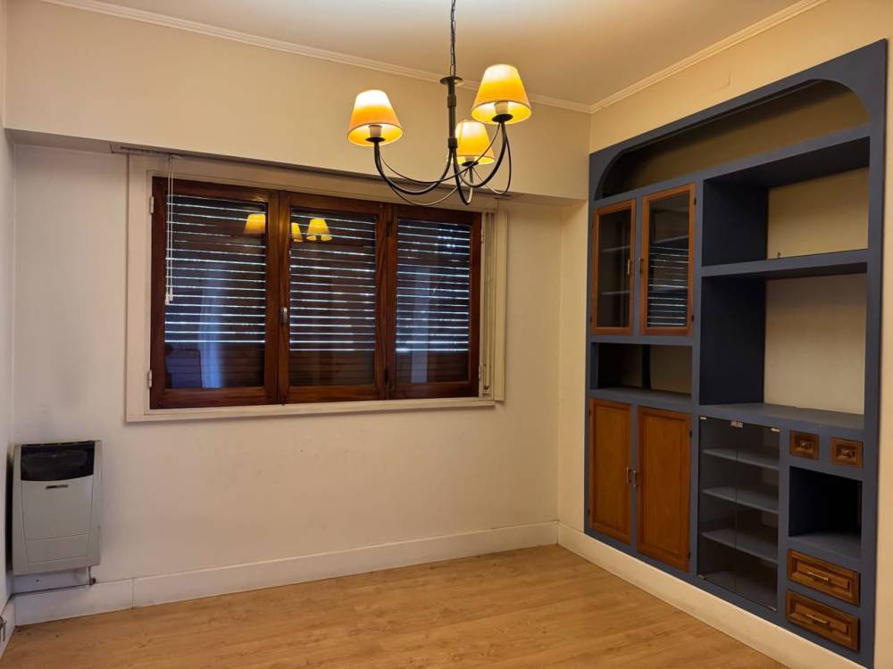 Casa de 4 dormitorios en esquina, con doble cochera - excelente ubicación