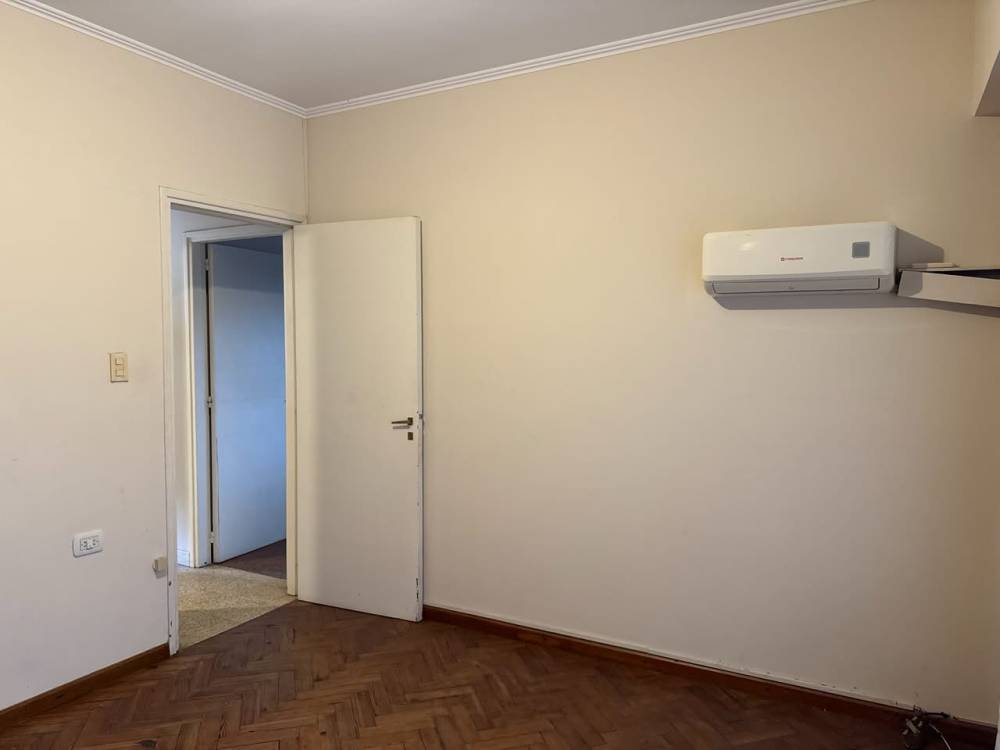 Casa de 4 dormitorios en esquina, con doble cochera - excelente ubicación