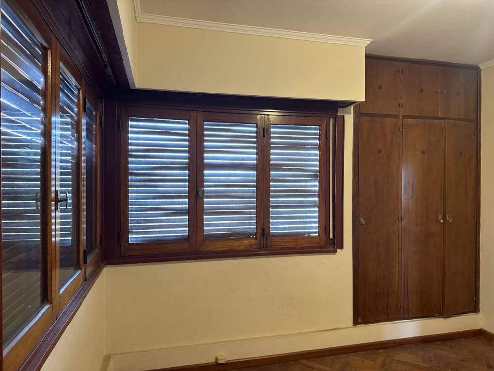 Casa de 4 dormitorios en esquina, con doble cochera - excelente ubicación