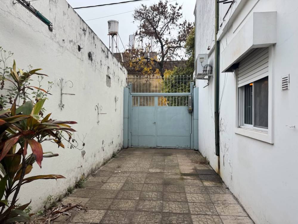 Casa de 4 dormitorios en esquina, con doble cochera - excelente ubicación