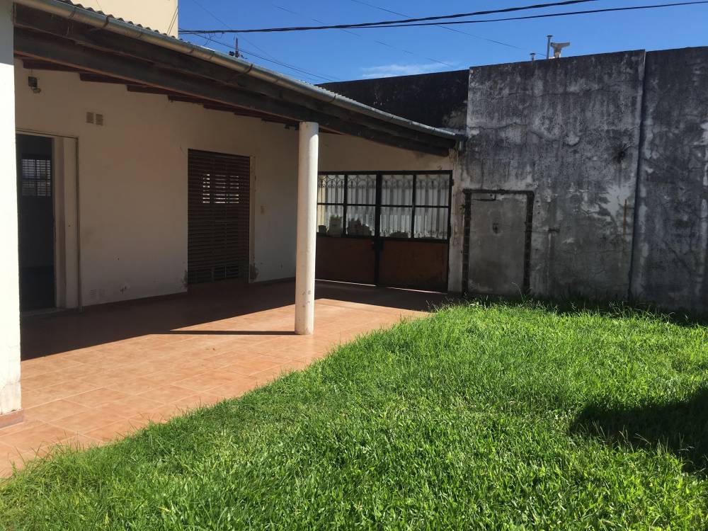 Casa en esquina de 2 plantas con jardín y parrilla - Jujuy y 9 de Julio